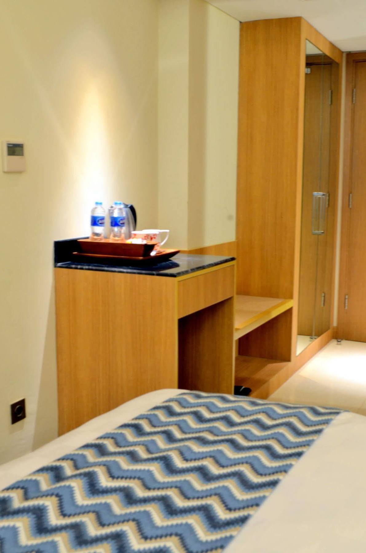 Louis Kienne Hotel Simpang Lima Семаранг Экстерьер фото