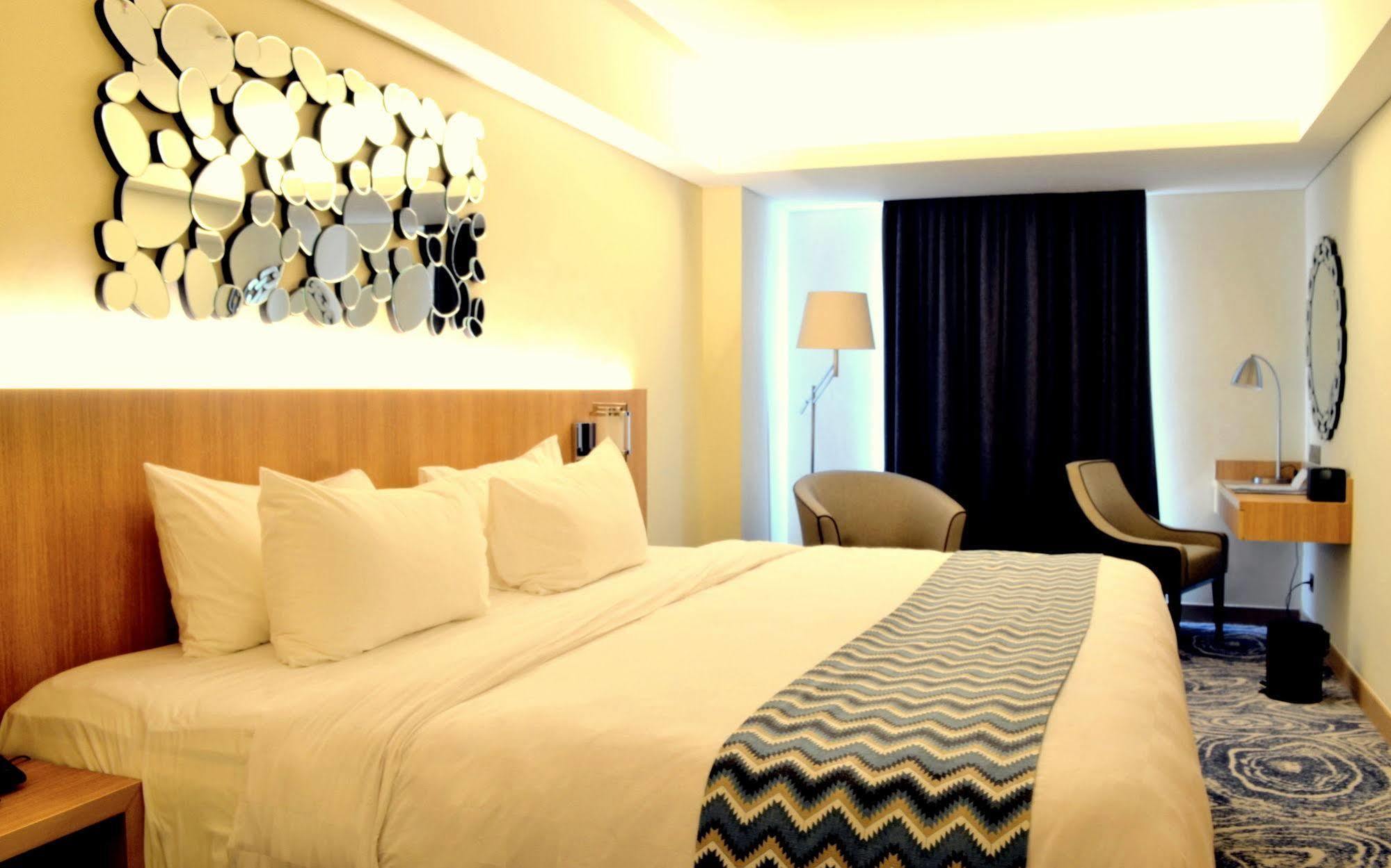 Louis Kienne Hotel Simpang Lima Семаранг Экстерьер фото