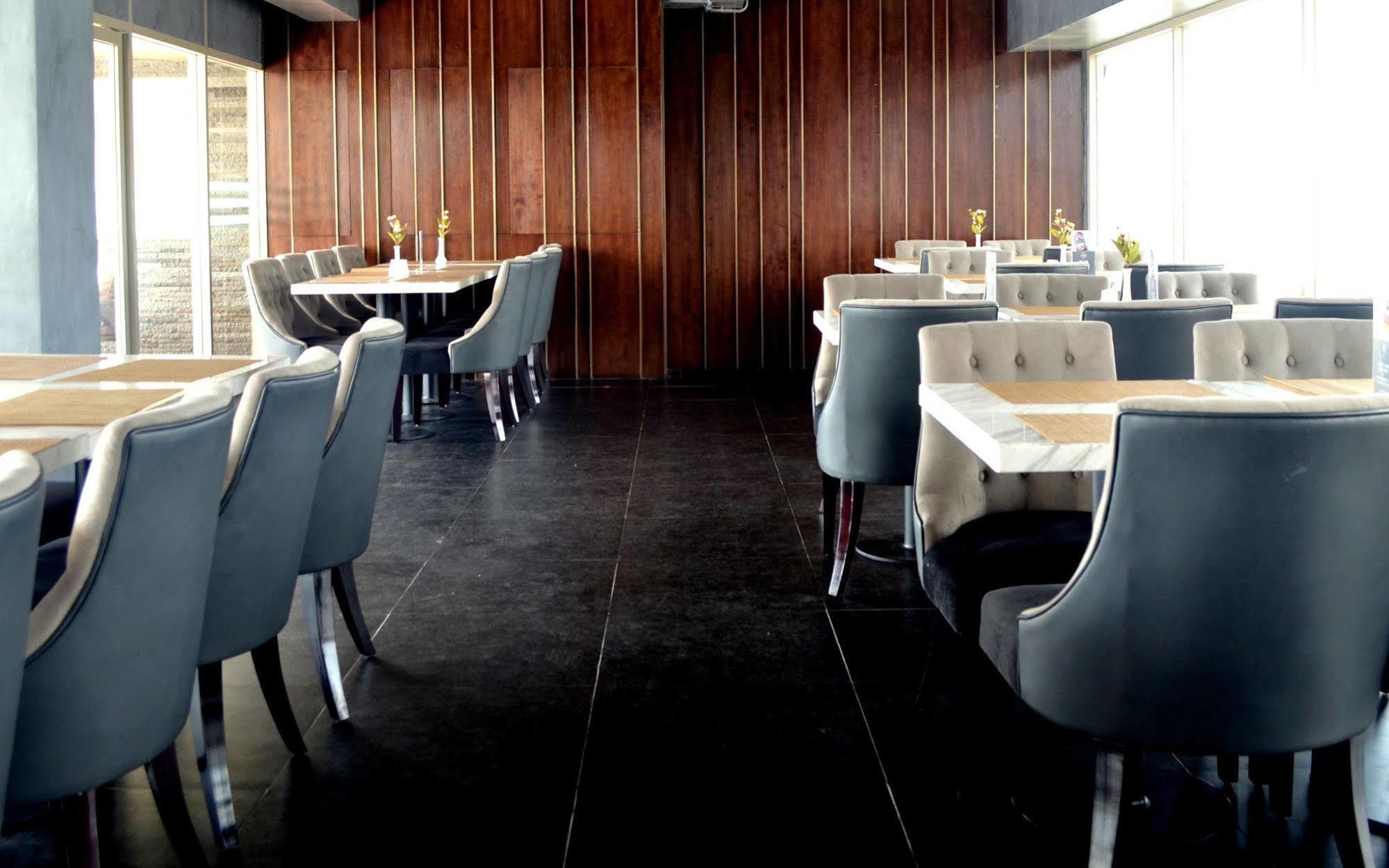 Louis Kienne Hotel Simpang Lima Семаранг Экстерьер фото