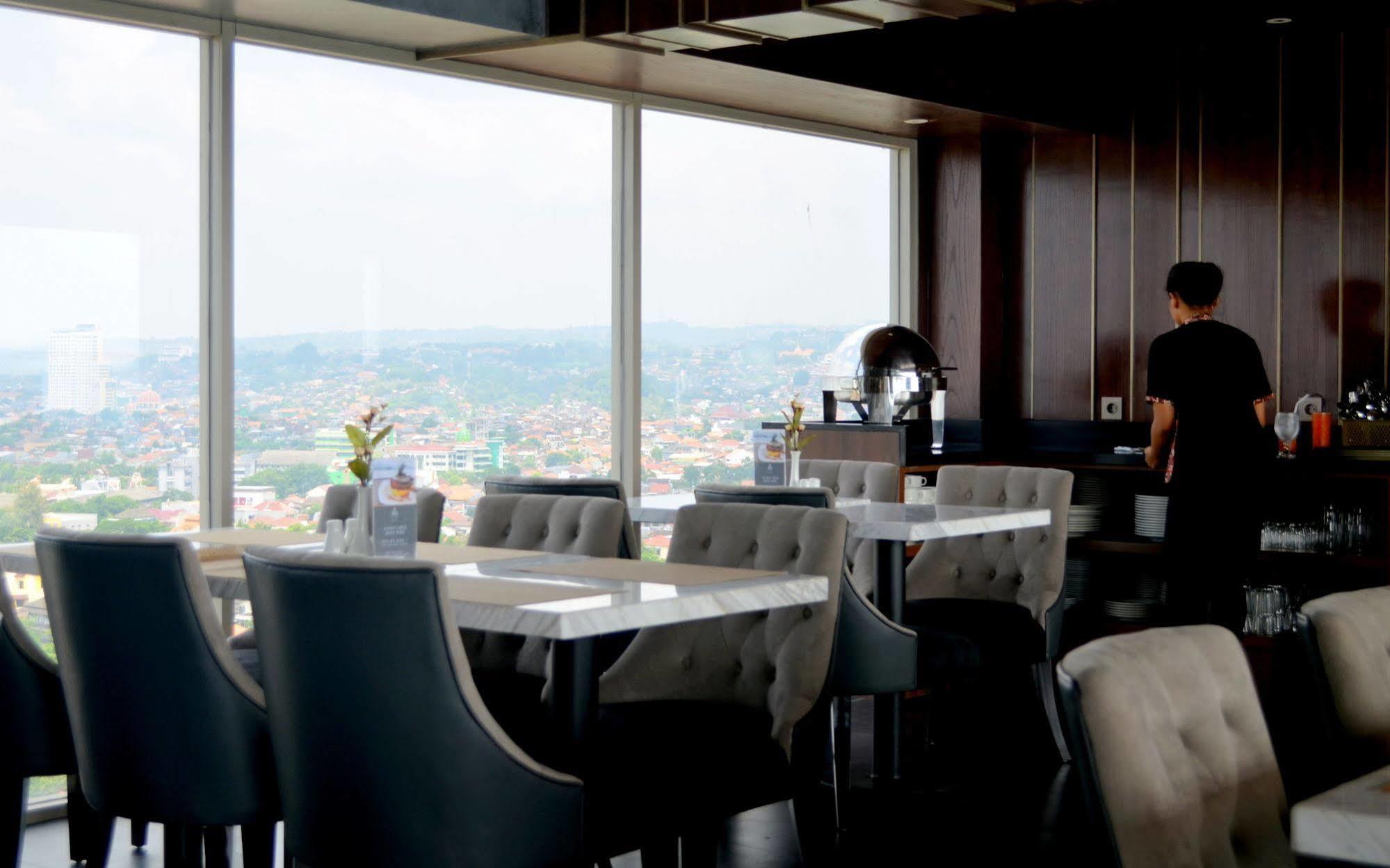Louis Kienne Hotel Simpang Lima Семаранг Экстерьер фото